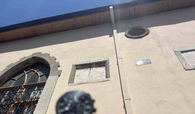 616 yıldır güneş ışığı ile namaz vakitlerini gösteriyor