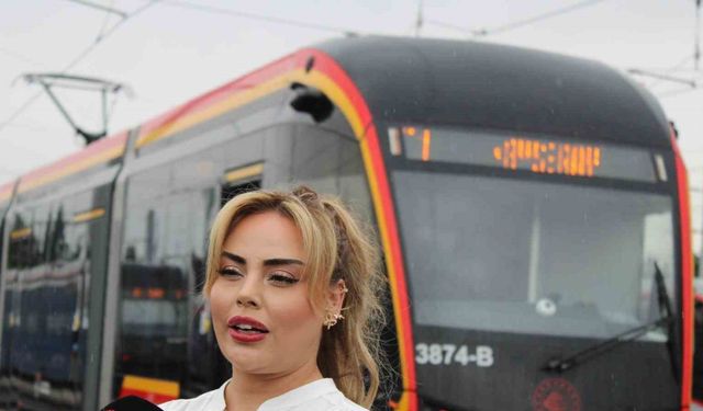80 tonluk tramvaya kadın eli değdi