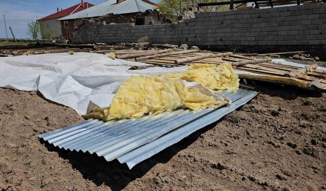 Adilcevaz’da fırtına çatıları uçurdu