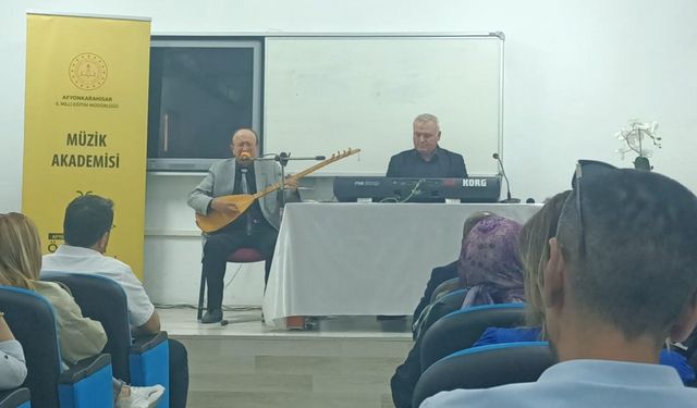 Afyonkarahisar’da Yerel Sanatçı Nevzat Altındağ öğretmenlerle buluştu