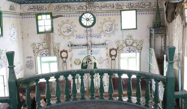 Ahşap işçiliği ile dikkat çeken cami yıkılma tehlikesiyle karşı karşıya