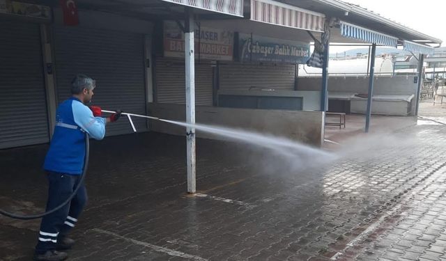Akbük Semt Pazarı, belediye ekiplerince temizlendi