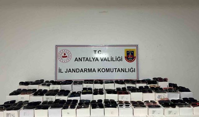 Aksu’da araçta bin 500 adet kaçak güneş gözlüğü çıktı