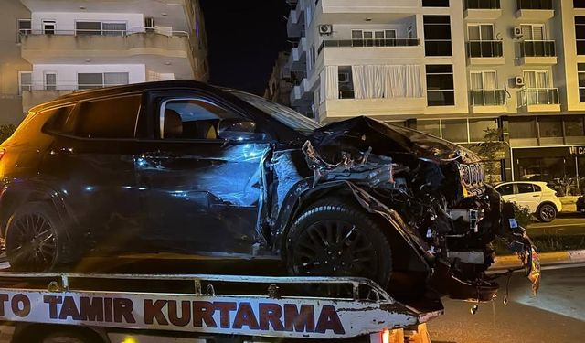 Alanya’da alkollü sürücü park halindeki araçlara çarptı