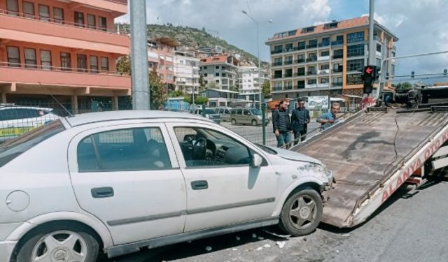 Alanya’da refüje çarpan otomobil, aydınlatma direğine çarparak durabildi