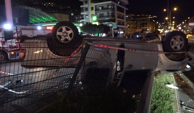 Alanya’da takla atan otomobil hurdaya döndü: 2 yaralı