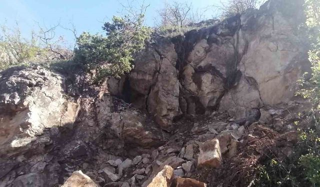 Amasya’da dağdan kopan dev kaya parçaları korkuttu