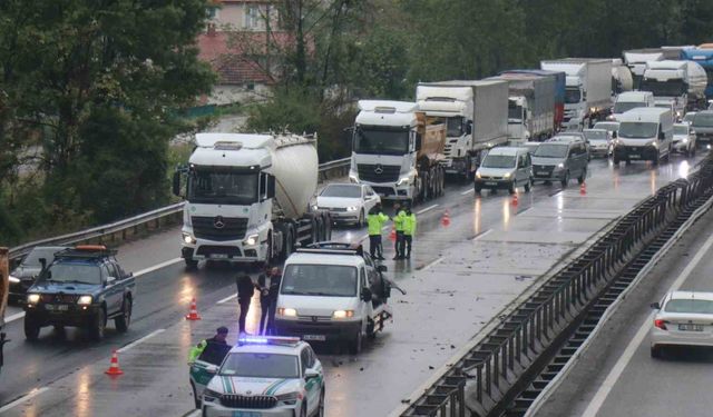 Anadolu Otoyolu’nda yağmur ile kazalar peş peşe geldi: Her iki istikamette de trafik aksadı