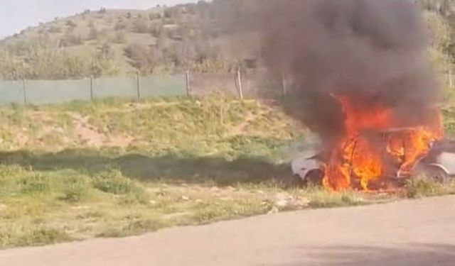 Ankara’da boş arazide araç yangını