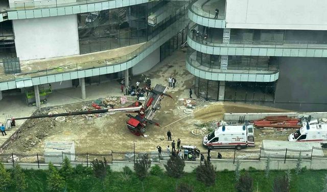 Ankara’da kule vinç devrildi: 3 yaralı