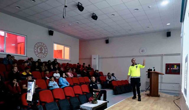 Ankara’da polisten öğrencilere trafik eğitimi