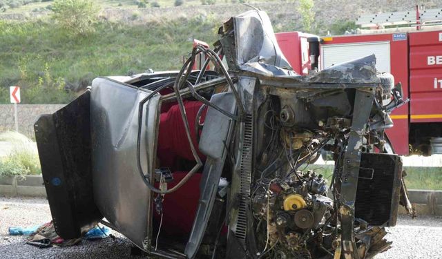 Anneler Günü’nde yürek yakan kaza: Hurdaya dönen otomobildeki kadın hayatını kaybetti