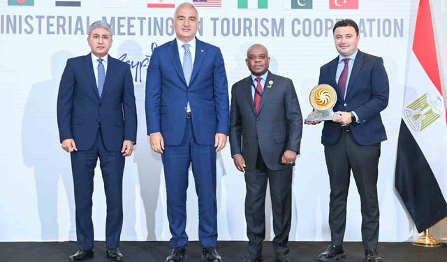 Antalya "2025 Yılı D-8 Turizm Şehri" ödülünü Kahire’deki bakanlar toplantısında aldı
