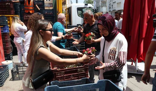 Antalya Büyükşehir’den annelere 25 bin çiçek