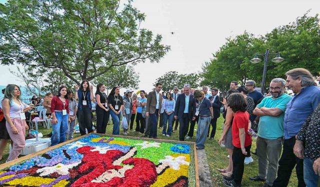 Antalya çiçeklerle açık hava galerisine döndü