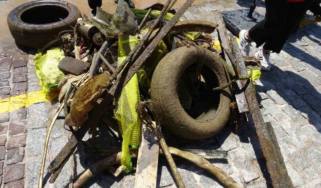 Antalya’da 35 gönüllü dalgıç denizin dibini temizledi, çıkanlar pes dedirtti