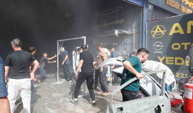 Antalya’da boya atölyesinde çıkan yangında 12 kişi dumandan etkilendi
