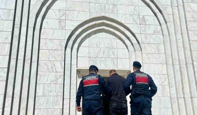 Aranan şahıs jandarmadan kaçamadı