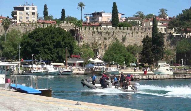 Arızalanan motorbotta mahsur kalan 3 kişiyi deniz polisi kurtardı