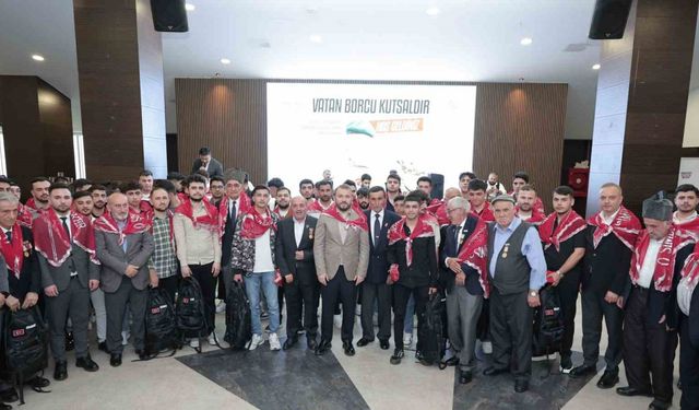 Arnavutköy’de askere gidecek gençlere kınalı uğurlama
