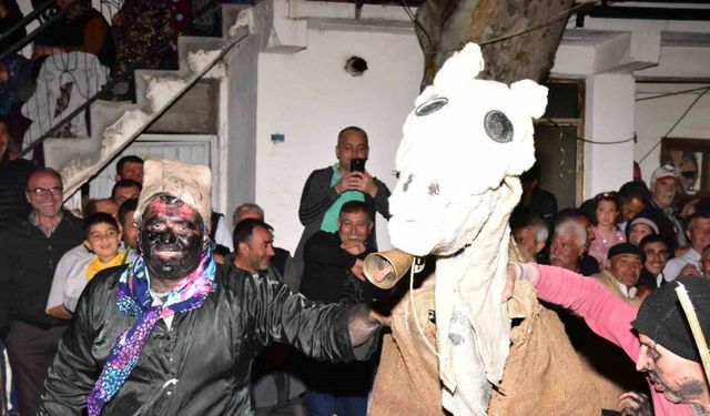 Asırlık ’deve oyunu’ Sındırgı’da canlandırıldı