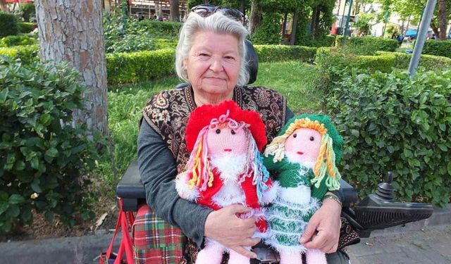 Balıkesir’de bedensel engelli Müfide hanım evinde üretiyor, parkta satıyor