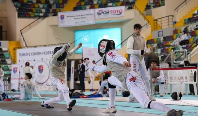 Balıkesir’de sporcular eskrimde şampiyonluk için yarışıyor