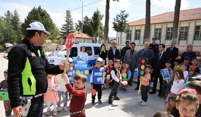 Başkan Cengiz Arslan miniklerle trafik etkinliğinde buluştu