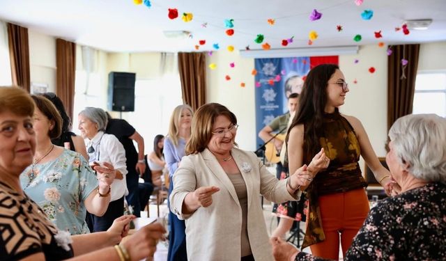 Başkan Gençay: "Annelerimizin yüzü hep gülsün"