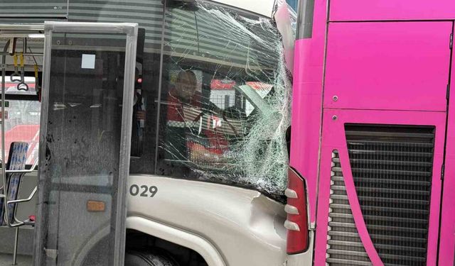 Beylikdüzü’nde metrobüs kazası: 1 kişi hayatını kaybetti, 20 kişi yaralandı