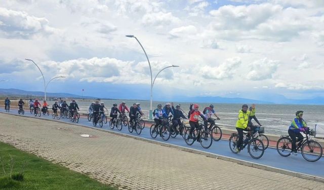 Beyşehir Gölü’nde yaşanan şiddetli kuraklığa dikkat çekmek için pedal çevirdiler