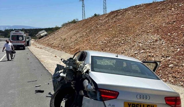 Bilecik’te kamyon park halindeki otomobile çarptı, 1 yaralı