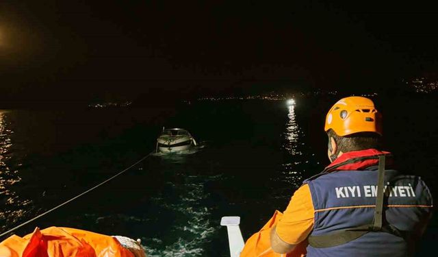 Bodrum açıklarında arızalanan tekneyi KIYEM ekipleri kurtardı