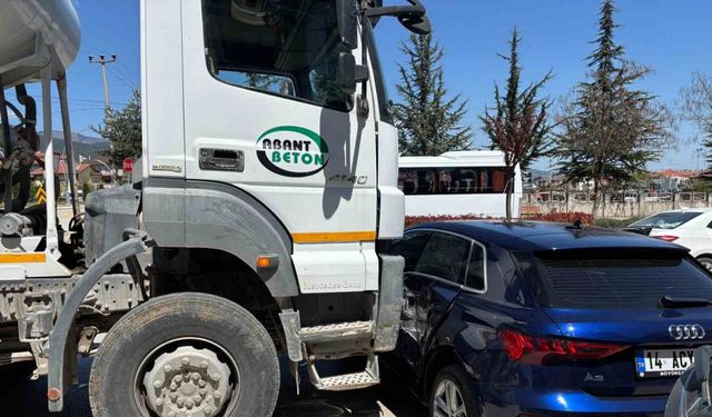 Bolu’da beton mikseri ile otomobil çarpıştı: 1 yaralı