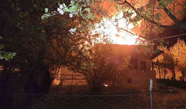 Bolu’da yatsı namazına giden adamın evi alev alev yandı