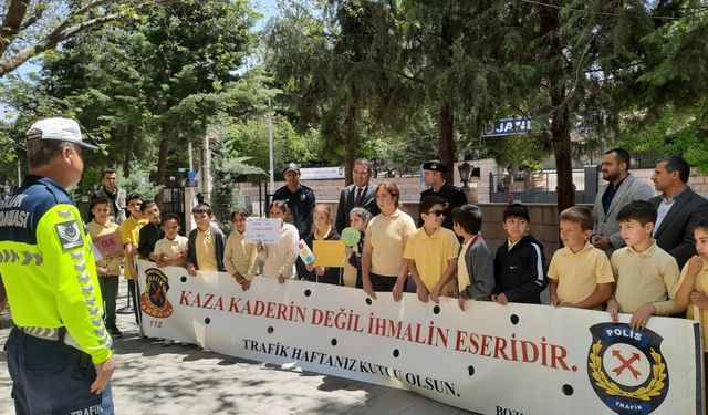 Bozkır’da ilkokul öğrencilerine trafik eğitimi