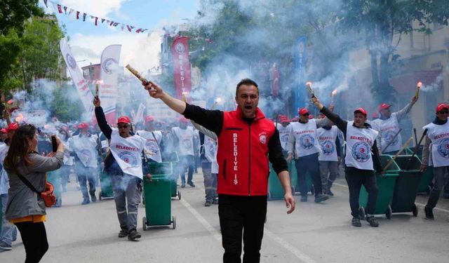 Burdur’da 1 Mayıs Emek ve Dayanışma Günü yürüyüş ve halaylarla kutlandı