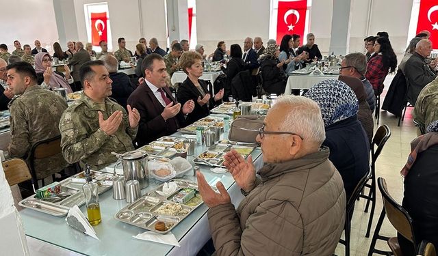 Burhaniye’de Kaymakam Memiş,  Şehit ve Gazi aileleri için düzenlenen yemeğe katıldı
