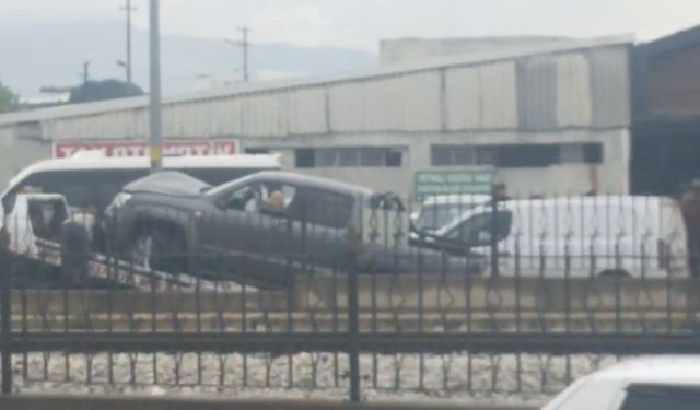 Bursa’da kontrolden çıkan araç durağa daldı