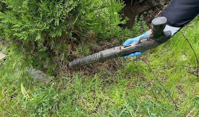 Çalılar budanınca ortaya çıkan pompalı tüfeği polis muhafaza altına aldı