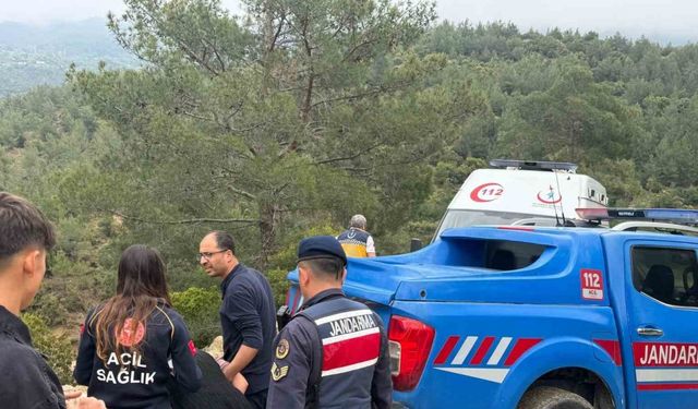 Çamura saplanan ambulansı jandarma kurtardı