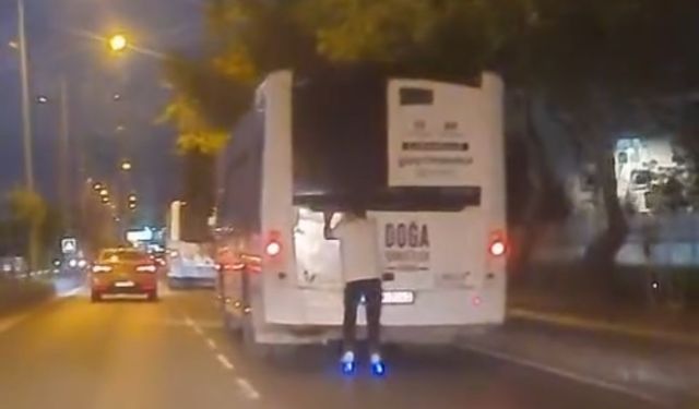 Can güvenliğini hiçe saydı, patenle otobüsün arakasına tutunarak yolculuk yaptı