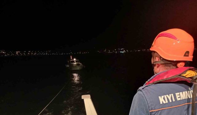Çanakkale Boğazı’nda içinde 5 kişinin bulunduğu tekne kurtarıldı