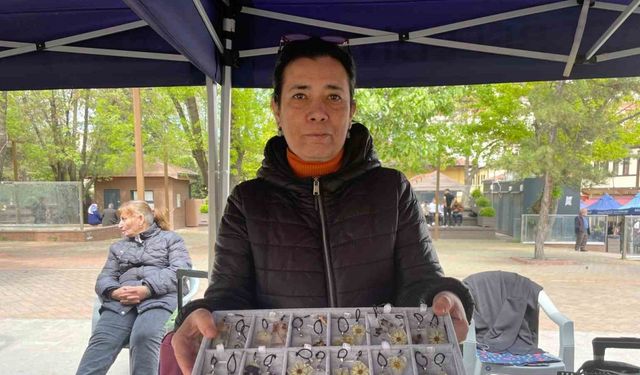 Canlı çiçekler epoksi reçine ile kolyeye dönüşüyor