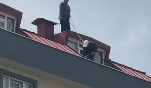 Çatı tadilatı yapan işçi beline ip bağlayarak güvenlik önlemi aldı