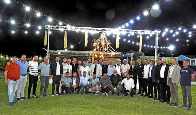 Çeşme Muhtarlar Derneği kuruluşunu yemekli toplantıyla kutladı