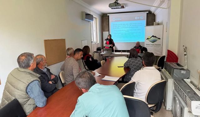 Çiftçilere örtü altı yetiştiricilik, hastalık-zararlılar ve mücadele konusunda bilgilendirme