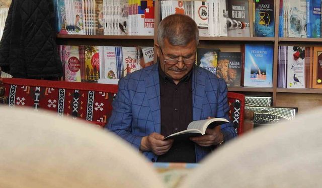 Çocukken başladığı okuma tutkusunu 60 yıldır sürdürüyor