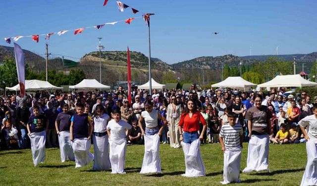 Çocuklar çuvalla koşma, yumurta taşıma ve halat çekme yarışmalarında kıyasıya yarıştı