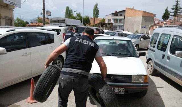 Çorum’da otopark etrafındaki araç park engellerine müdahale